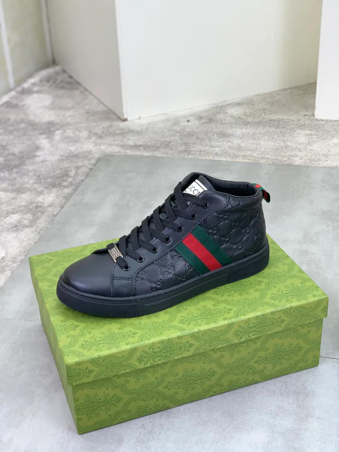 Men's shoes 💰P460 💰[New style]🆘 The latest model from Gucci GUCCI official website 🎁Classic casual fashion high-top men's shoes 👟Hot style 💥The version is simple and elegant, exclusive for trendy men. Unique official website latest brand elements 👑Gucci original decoration, fashionable and generous, original soft calfskin fabric➕Comfortable soft first-layer pigskin lining ✅The official website specifies the wear-resistant casual outsole, the classic model is taken in kind🎬Color: 4️⃣colors available😍Number: 38-44